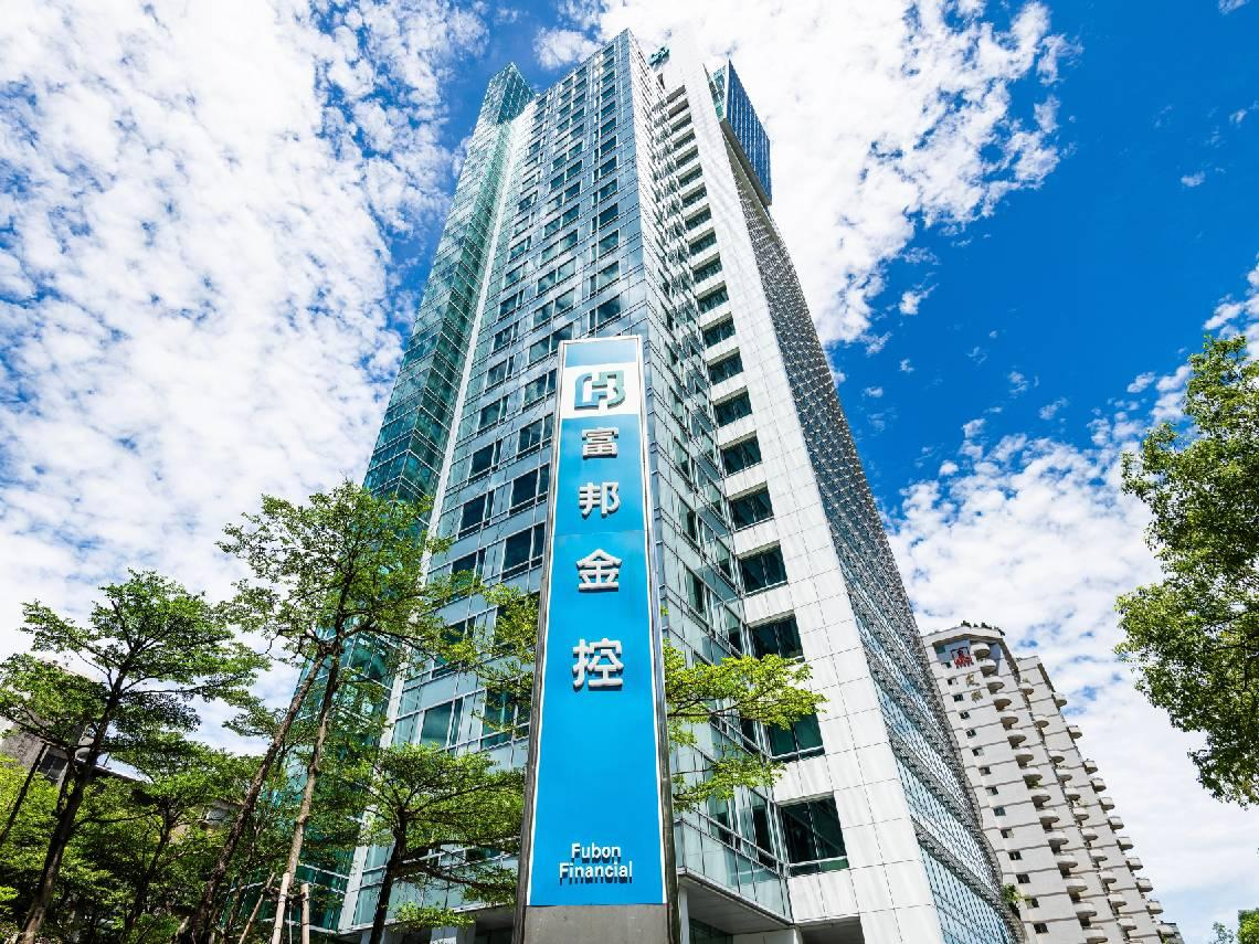 別人疫情囤泡麵，她搶富邦金(2881)股價40→90元賺翻！獲利年減16％無所畏？艾蜜莉揭1個「長抱理由」